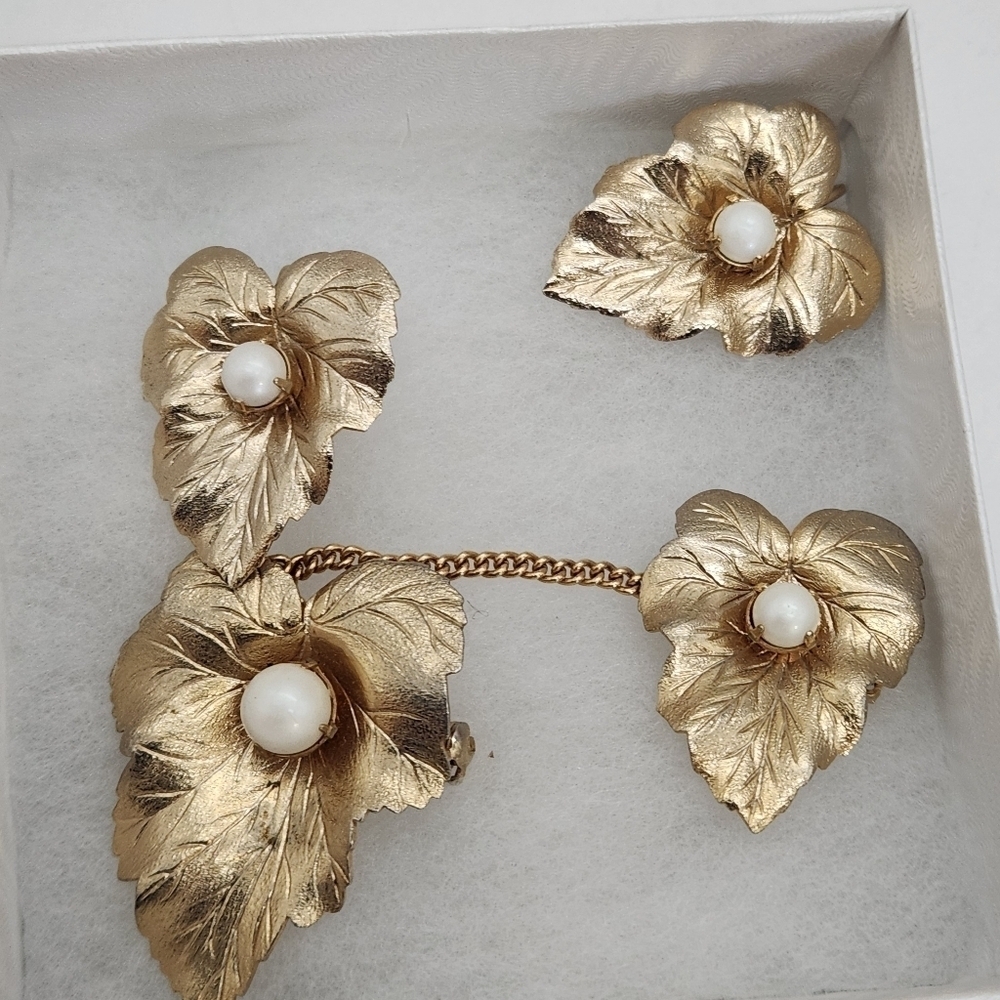 Sarah Coventry Vintage Leaf Brooch With Matching Gold Tone and Pearl Earrings